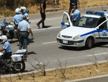 Πάτρα: Μεγάλη αστυνομική επιχείρηση στο πρώην εργοστάσιο της ΑΒΕΞ για απομάκρυνση μεταναστών (φωτό, βίντεο)